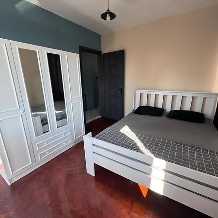 3br In * Κουσάντασι