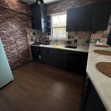 3br In Κουσάντασι